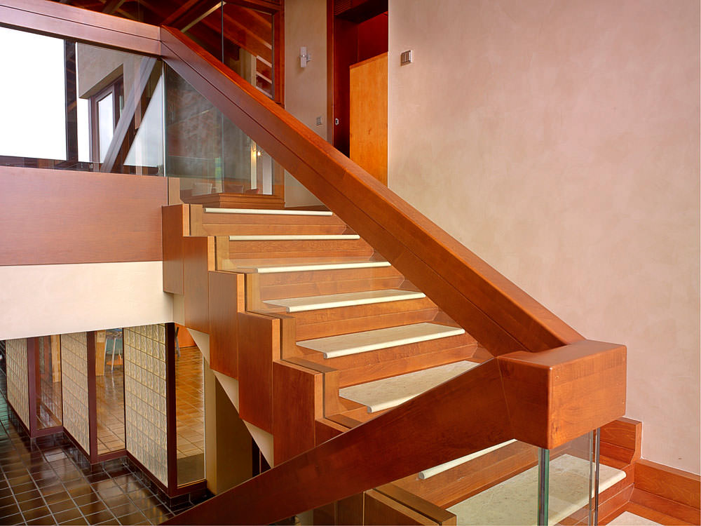 escaleras de madera y cristal
