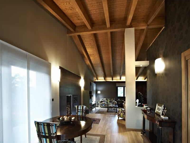 Salón con cubierta de madera